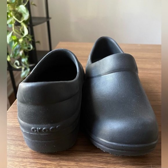 CROCS Shoes - EUC unisex Comfy Crocs clogs 7W black